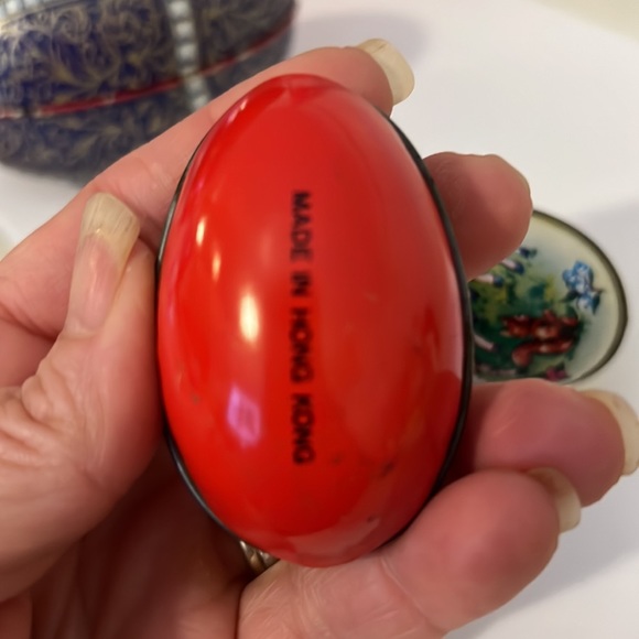4 vintage tin Hong Kong & unmarked Easter egg candy container - Picture 7 of 12